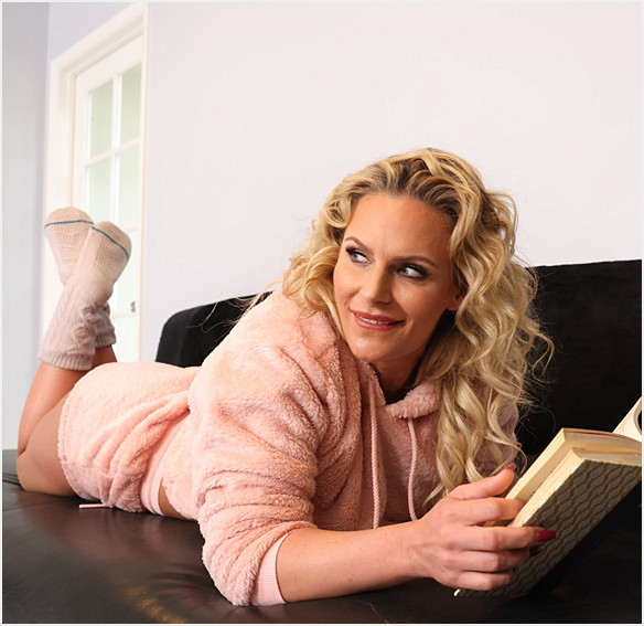 Phoenix Marie – Dishing Out Her Ass