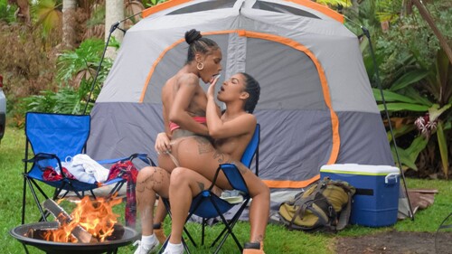 Sarai Minx, Maya Farrell – Licking Pussy by the Fire