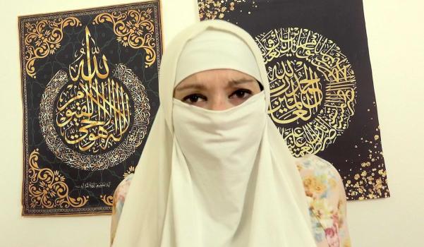 Sex With Muslims – Babe in niqab pleases her husband