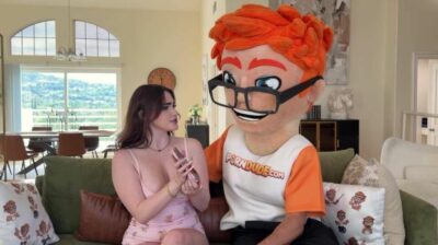 Lilibet Saunders – Lilibet Saunders Collects Porn Dude’s Sample